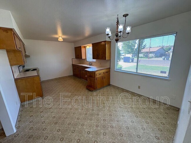 Building Photo - 542 S Redwood St