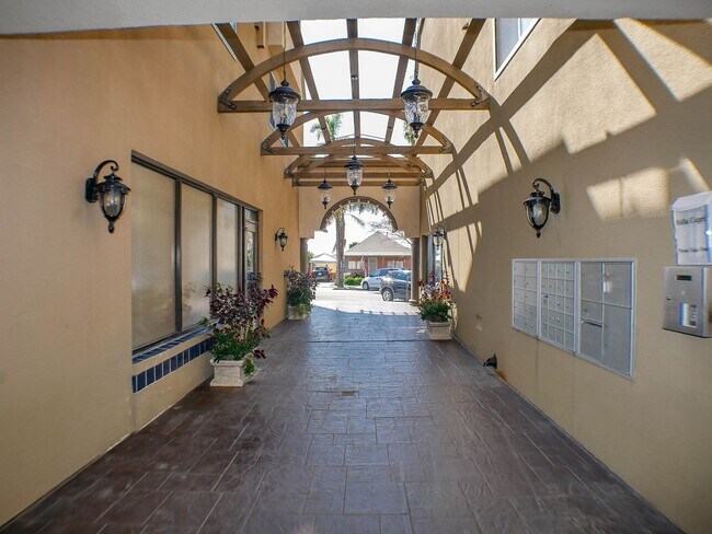 Building Photo - RARE Offering 2BD/2BA - Condo of secured building in highly sought after Boutique Bella Capri bui...