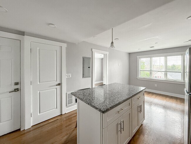 Building Photo - 468 Salem St