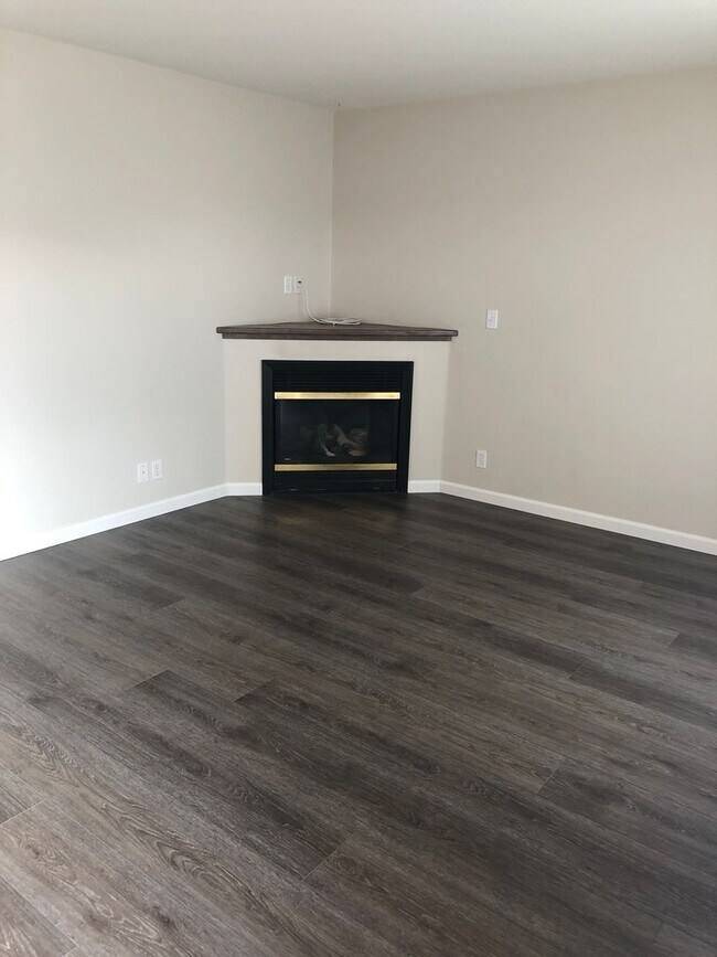 Building Photo - ***PENDING APPLICATION***Beautiful 3 Bedroom Home with Massive Garage and Bonus Room