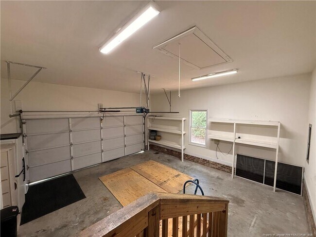 Building Photo - 995 Greenbriar Dr