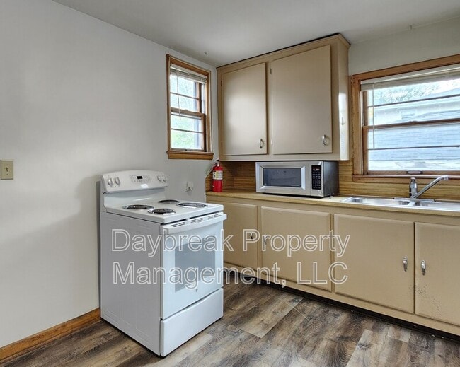 Building Photo - 1209-11 1/2 11 1/2 St N