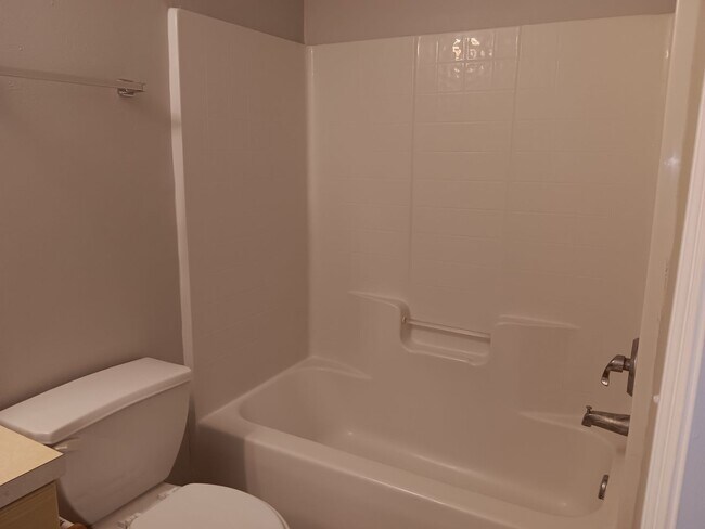 Building Photo - 3 Bedroom 2 Bath Duplex