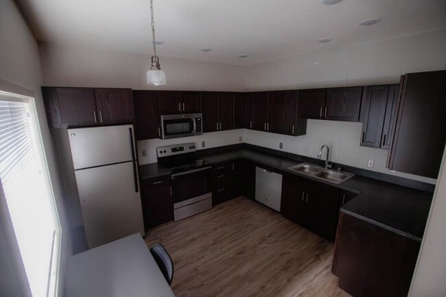 Building Photo - 440 N Creek Dr