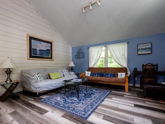 Building Photo - 2-bedroom, 1.0 bathroom Home within walkin...