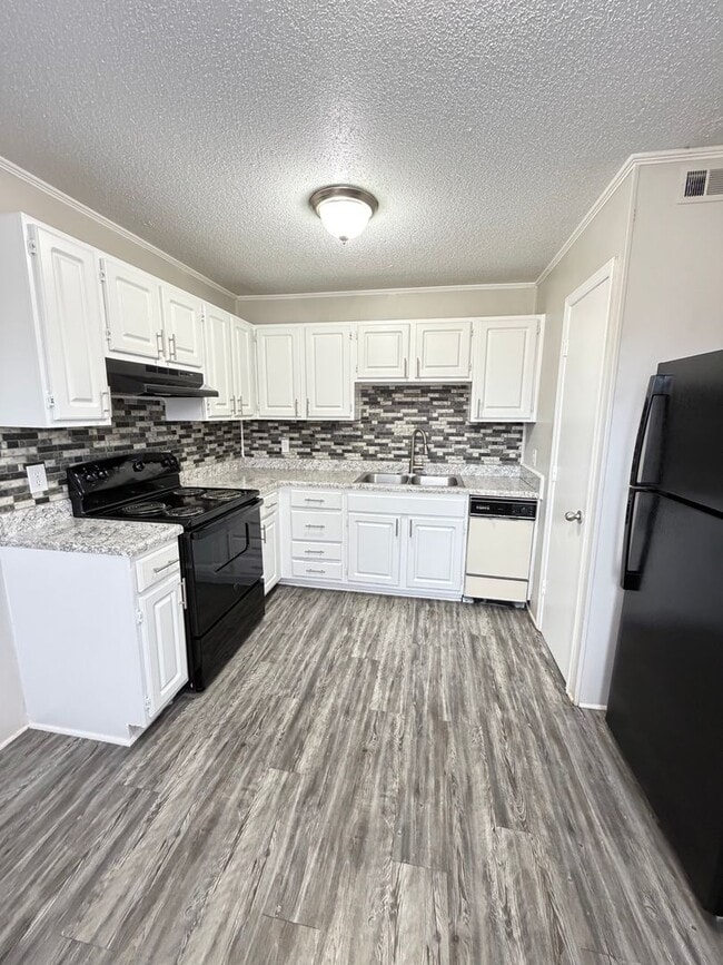 Building Photo - 3 Bedroom