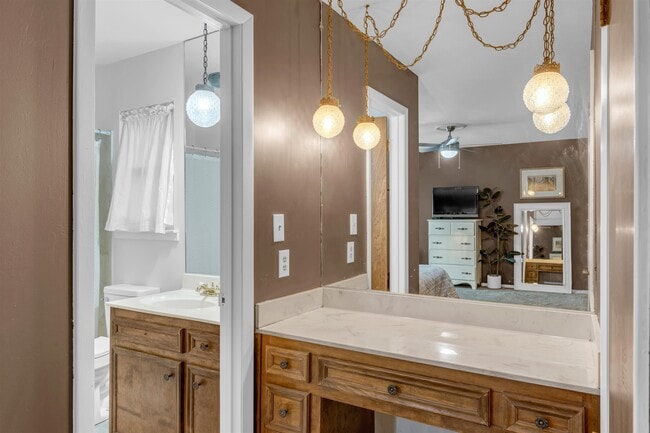 Building Photo - 400 Robin Ln