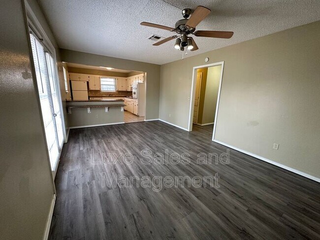 Building Photo - 621 Lotus Ave