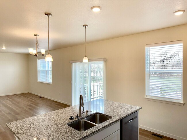 Building Photo - Beautiful 2 Year Old Home In Monument, wit...