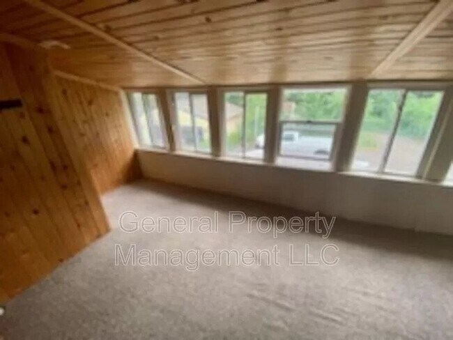 Building Photo - 2 bed 1 bath upstairs duplex for rent August 1st