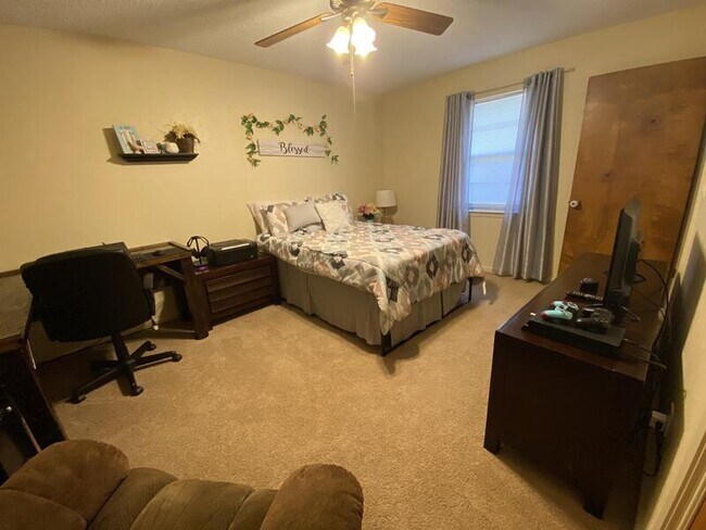 Building Photo - 5510 Greentree Ave