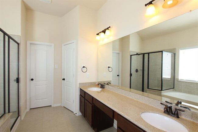 Building Photo - 2515 Golfcrest Dr