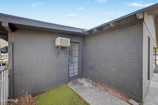 Building Photo - 317 N Elm St