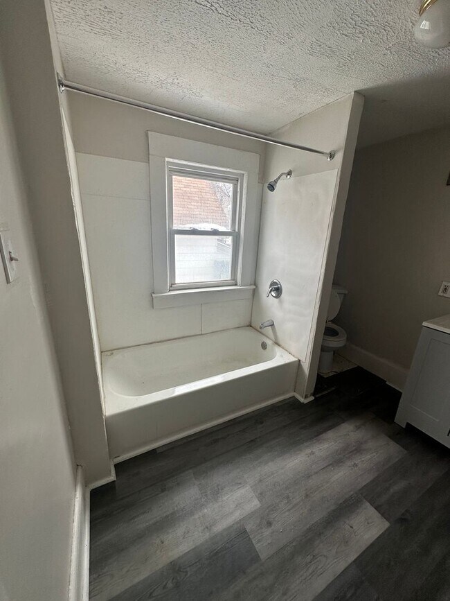 Building Photo - 3bd Single Family Akron Cash Pay