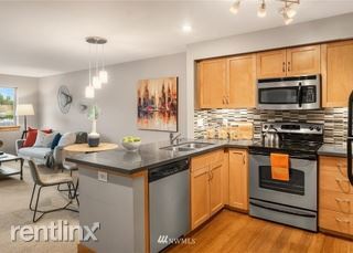 Building Photo - 827 Hiawatha Pl S