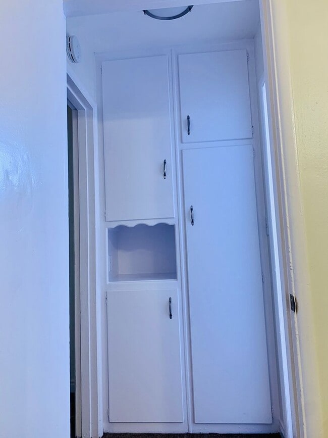 Building Photo - Cheerful and Spacious 1bd/1bth Upstairs Unit