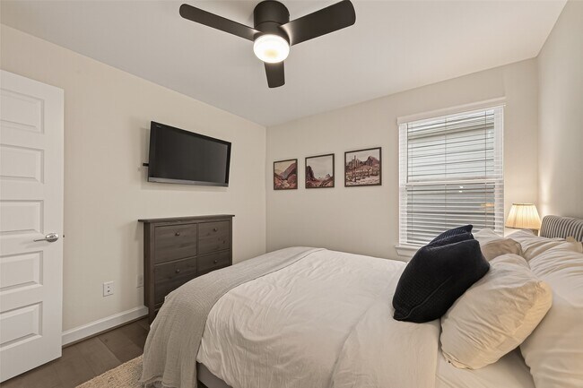 Building Photo - 1027 Gross St