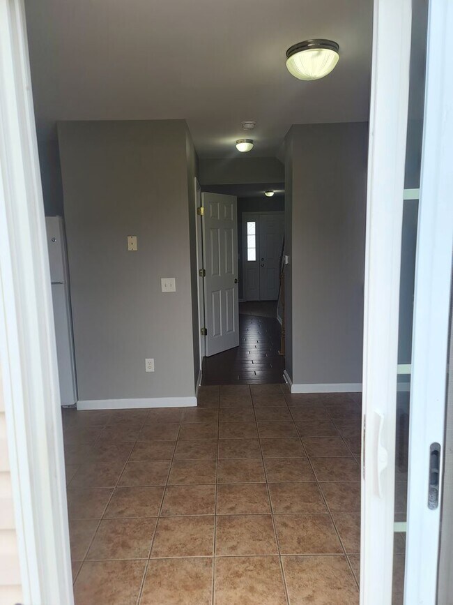 Building Photo - 3 Bed 2.5 Bath Townhome Ready for You in W...