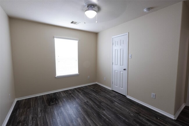 Building Photo - 6442 Wilshire Lakes