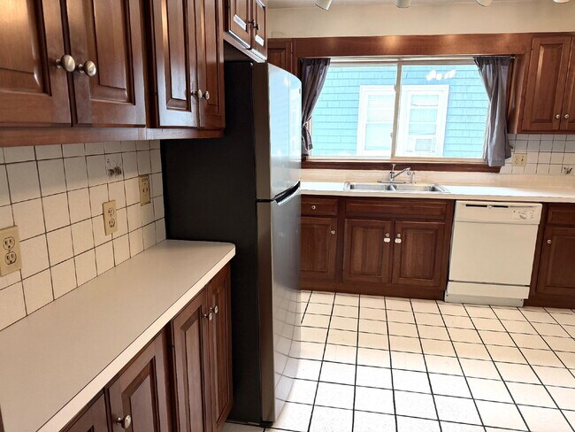 Building Photo - Charming 3-Bedroom Haven in prime Milton neighborhood!