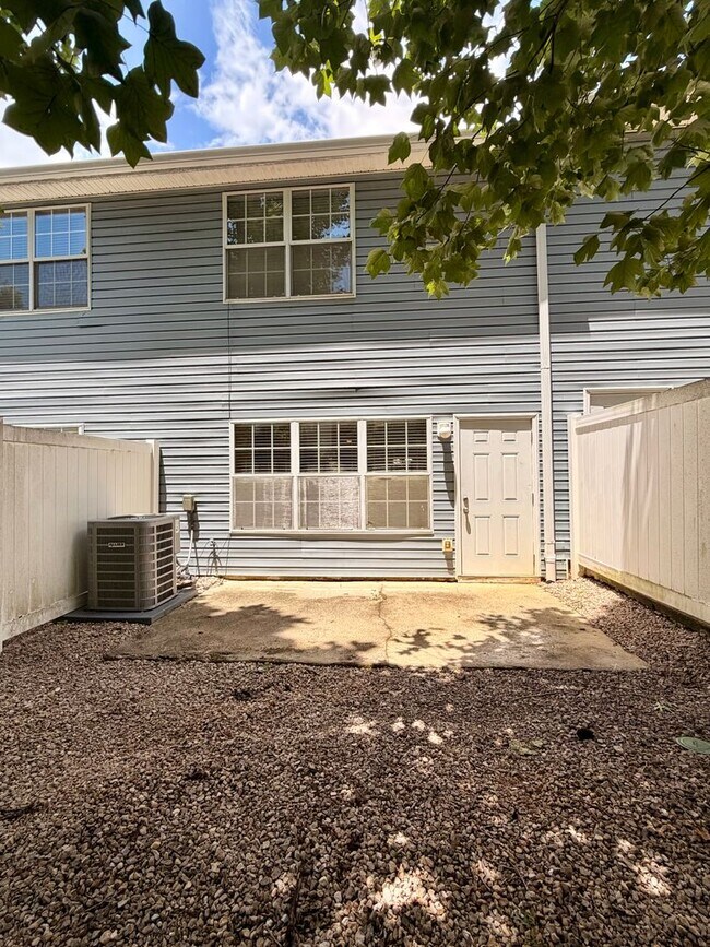 Building Photo - 1320 Hendrix Rd