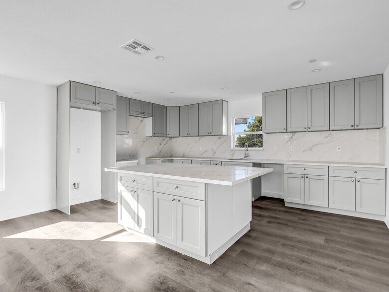 Building Photo - 1231 S Rowan Ave