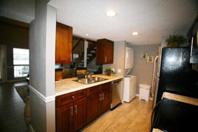 Building Photo - $500 discount on the first month's rent fo...