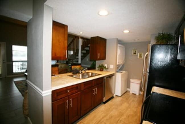 Building Photo - $500 discount on the first month's rent for qualified tenants Quality Waterfront Gated Community ...