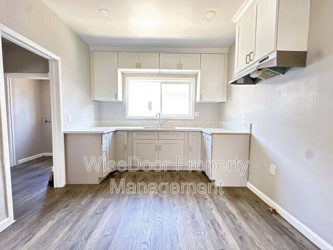 Building Photo - 155 W 43rd St