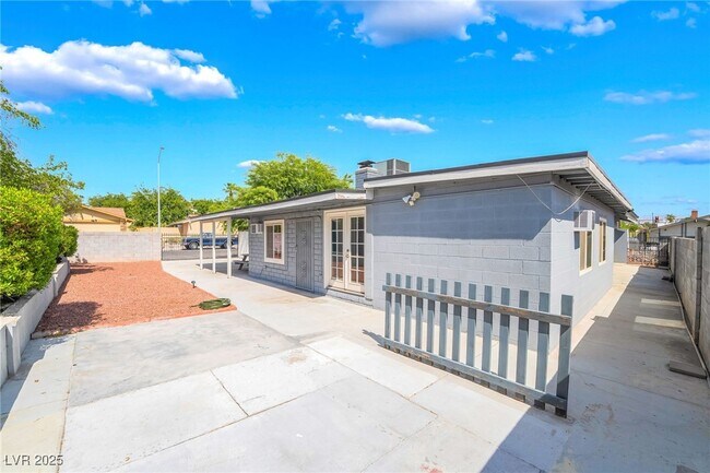 Building Photo - 3209 Kings Way
