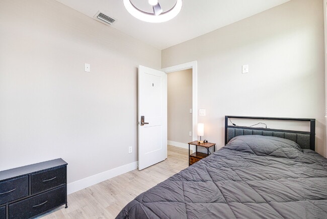 Building Photo - Englewood Padsplit Co-living Affordable Ho...