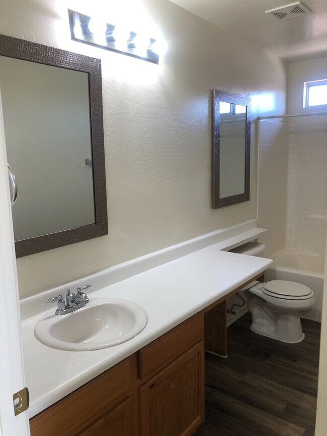 Building Photo - 3 bedroom 2.5 bath home - 2 car garage - S...