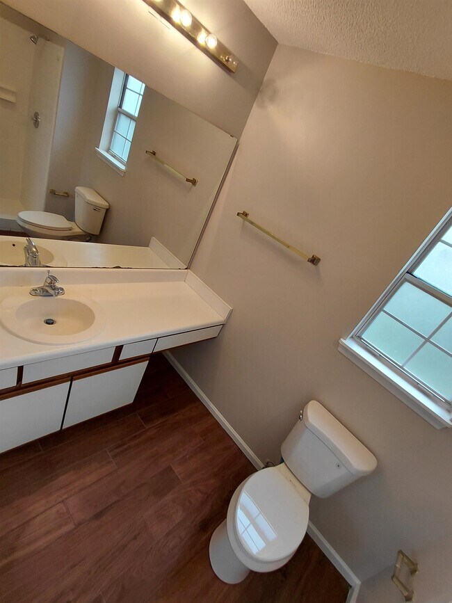 Building Photo - 1347 Lawndale Rd