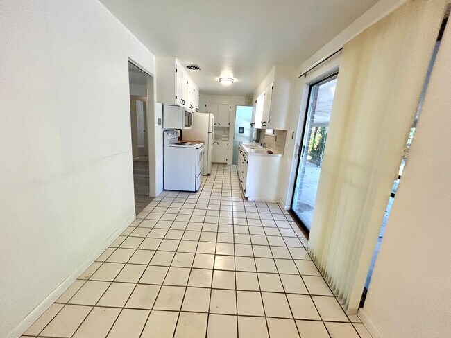 Building Photo - 4 Bedroom Ranch House - Prime Location Min...