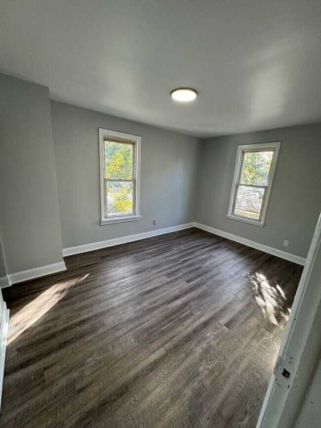 Building Photo - 384 Clarendon Ave