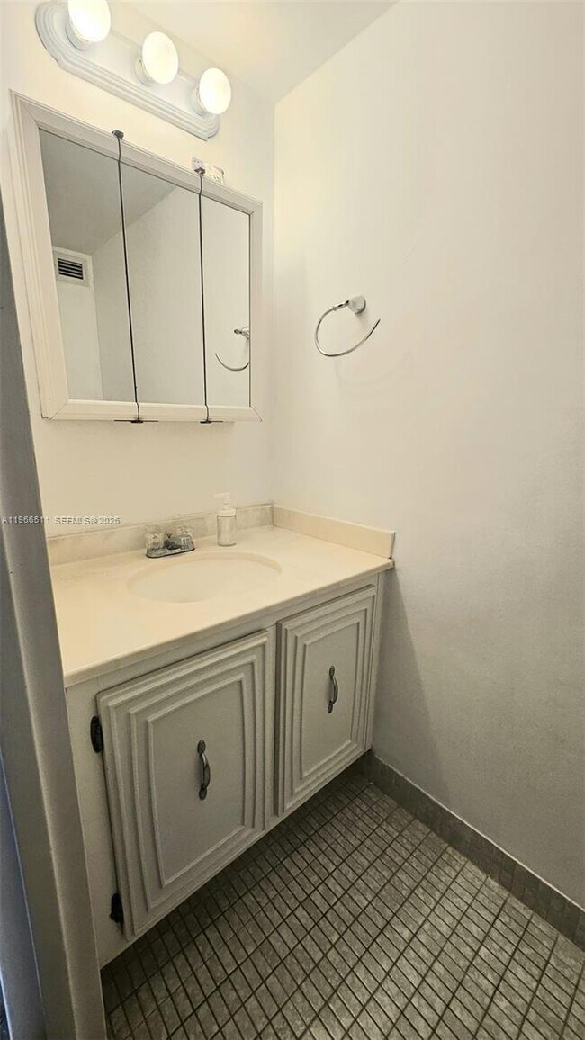 Building Photo - 1000 Parkview Dr