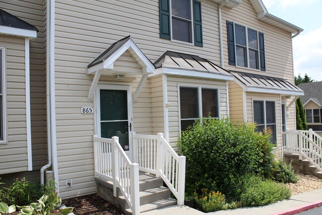Building Photo - 865 Camelot Ln