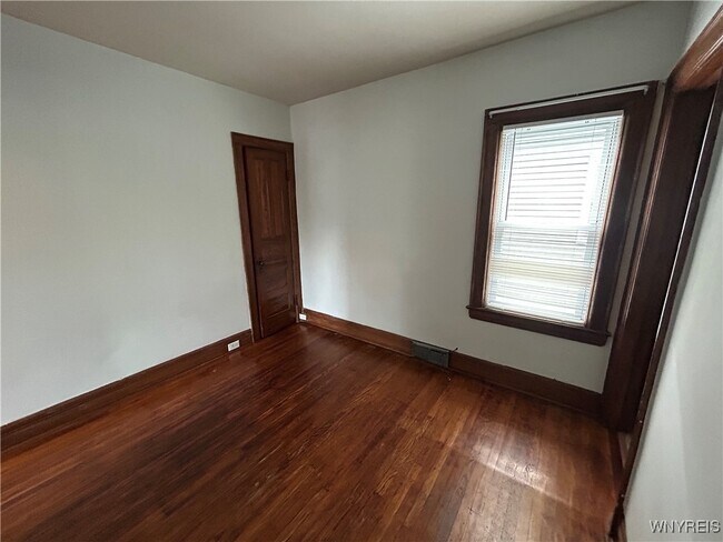 Building Photo - 411 Breckenridge St