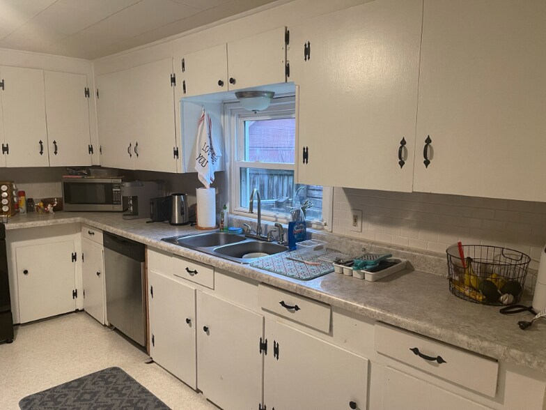 Building Photo - 421 Dodge St