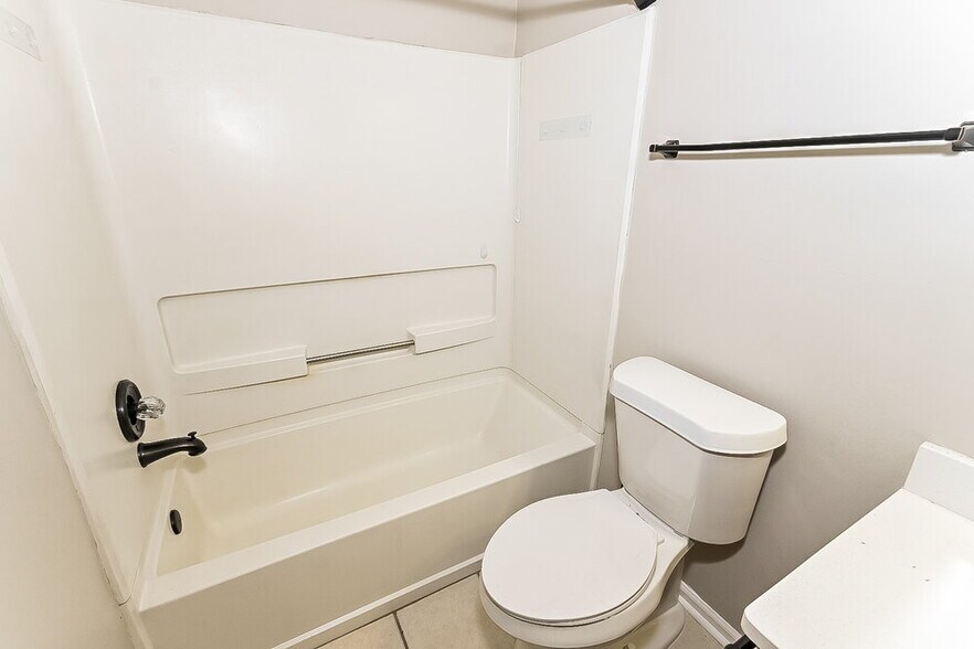 Building Photo - 2780 White Oak Dr