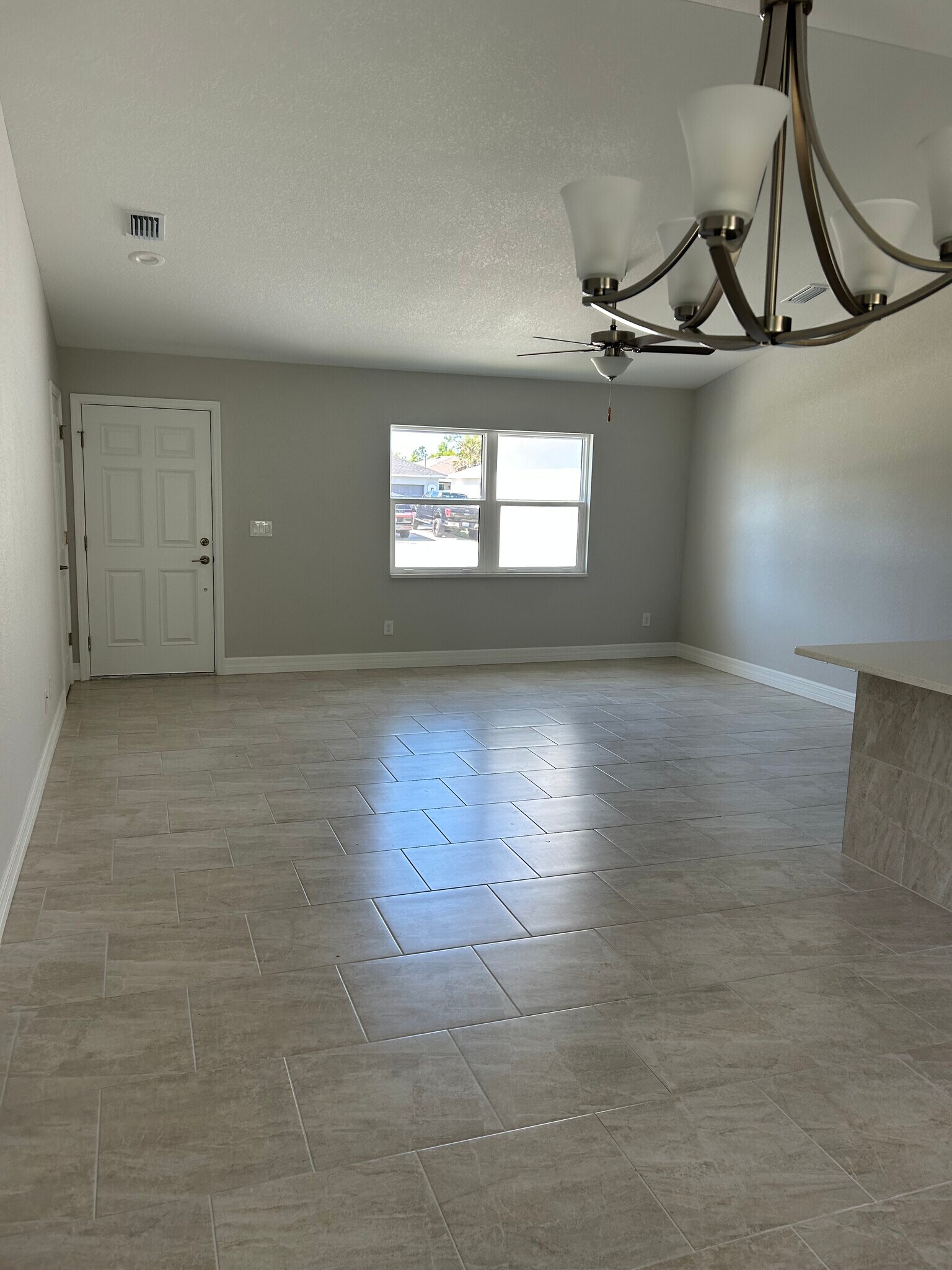 Building Photo - 2400 Carpenter Ln