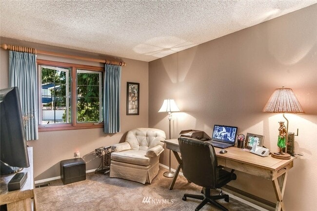 Building Photo - 3 bedroom 2.5 bathroom single family house...