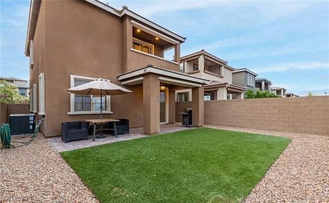 Building Photo - 12556 Skylight View St