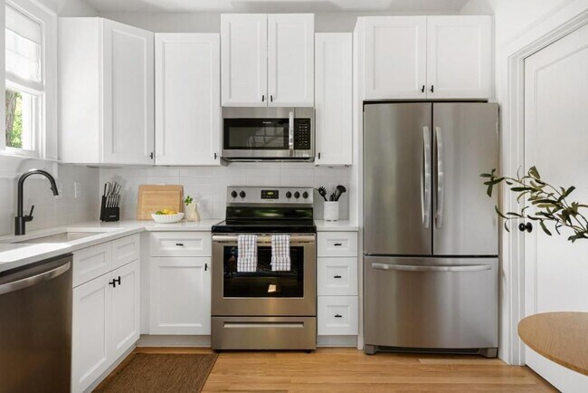 Building Photo - 1054 Euclid Ave NE