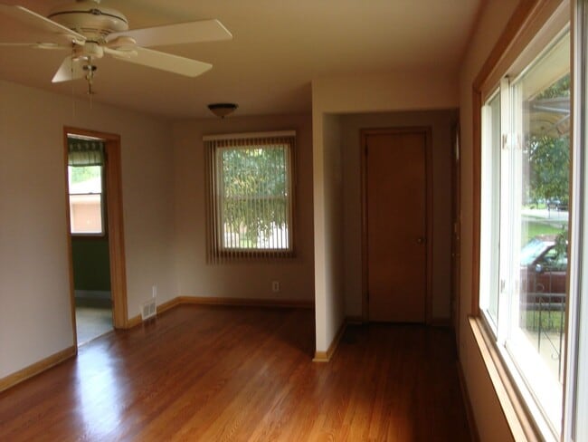 Building Photo - 3 Bedroom, 2 Bath Single Family Home in Quiet Kenosha Neighborhood