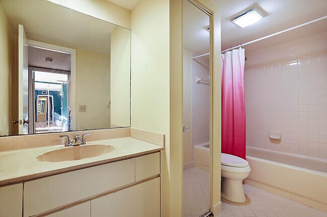 Building Photo - 2876 Waterford Dr S