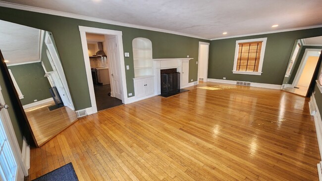 Building Photo - Stunning 4-Bedroom Home with Attached Gara...