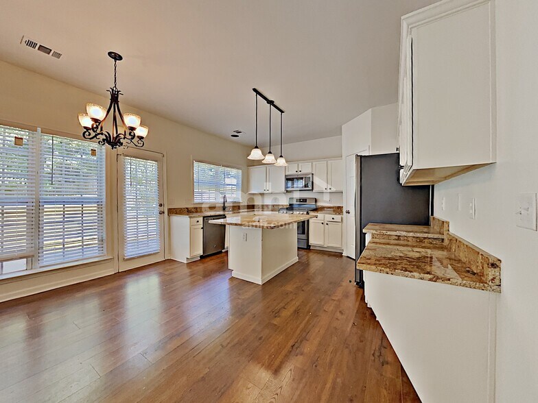 Building Photo - 3410 Spindletop Dr NW