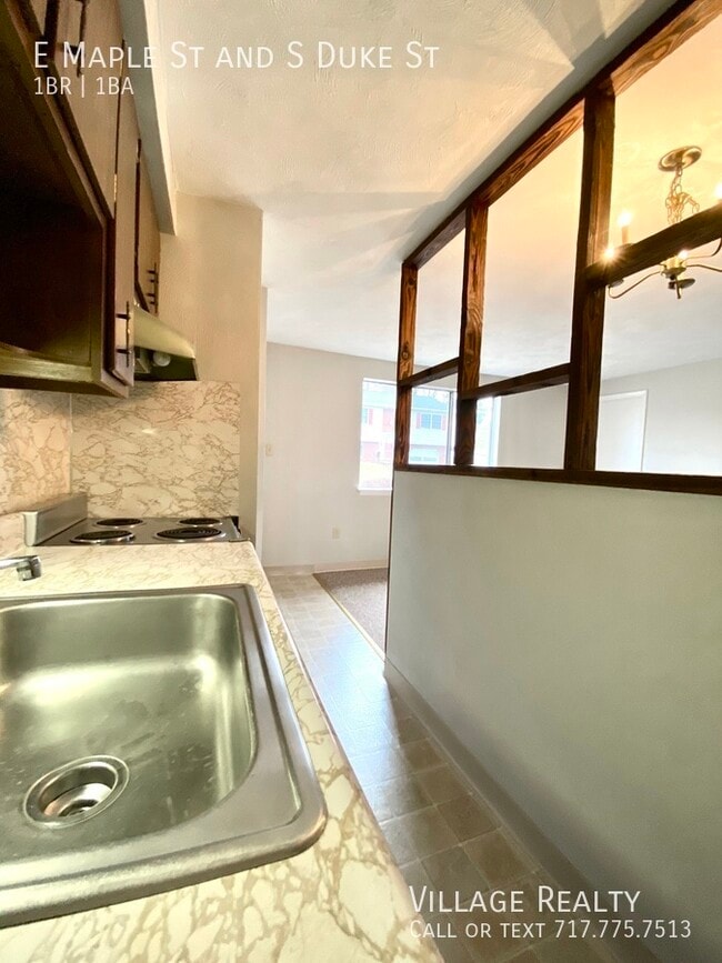 Building Photo - 505 E Maple St