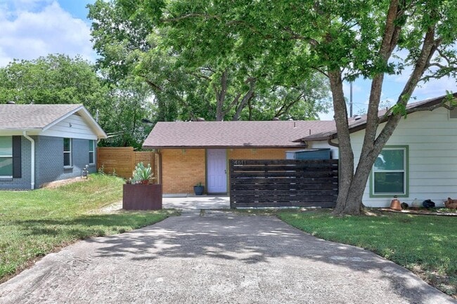 Building Photo - 4611 Lennox Dr